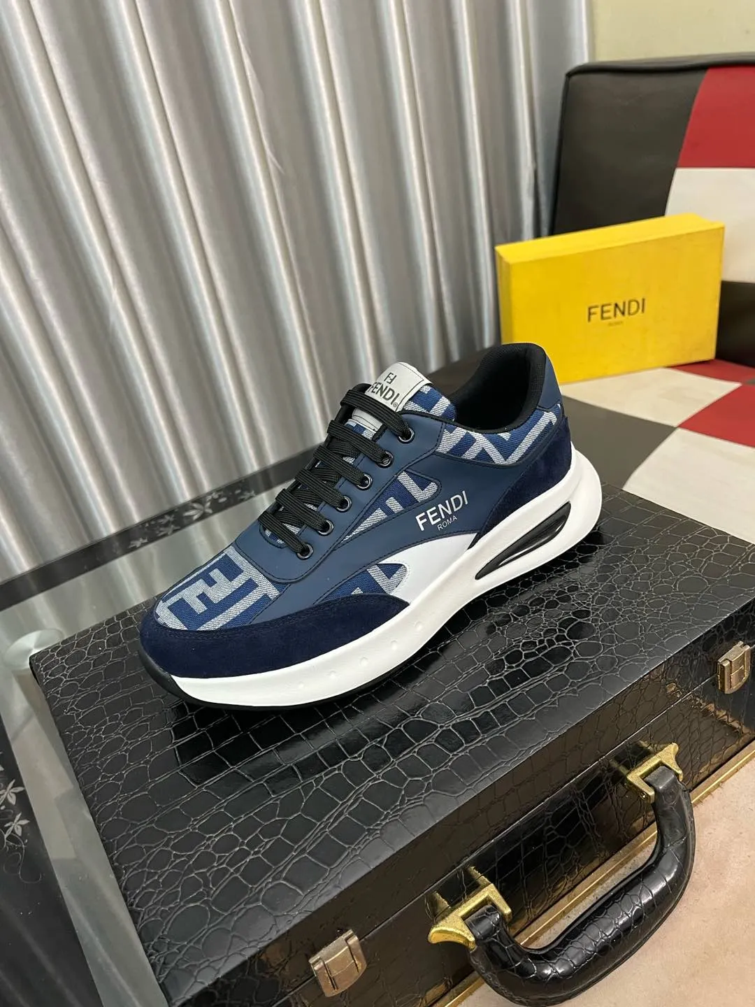 Men's Men's Shoes💰440⌚️⌚️[fendi] Fendi's classic and comfortable men's, this complex sneaker is made of soft calfskin➕genuine leather lining➕original ultra-light rubber material with rough outsole. This unique light style is suitable for the casual and refined sensibility of this season. It is comfortable and natural on the feet. It is an everyday style for casual travel in autumn and winter! 38−443️⃣colors available